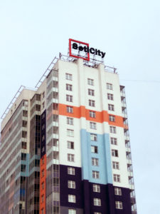 рекламная конструкция на крыше одного из домов в ЖК "ЗимаЛето"