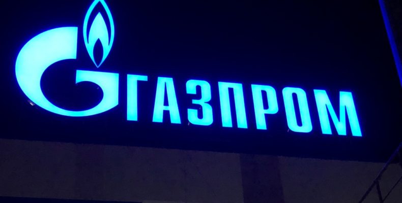 Крышная вывеска Газпром из баннерных букв