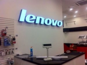 вывеска в магазине "Lenovo"