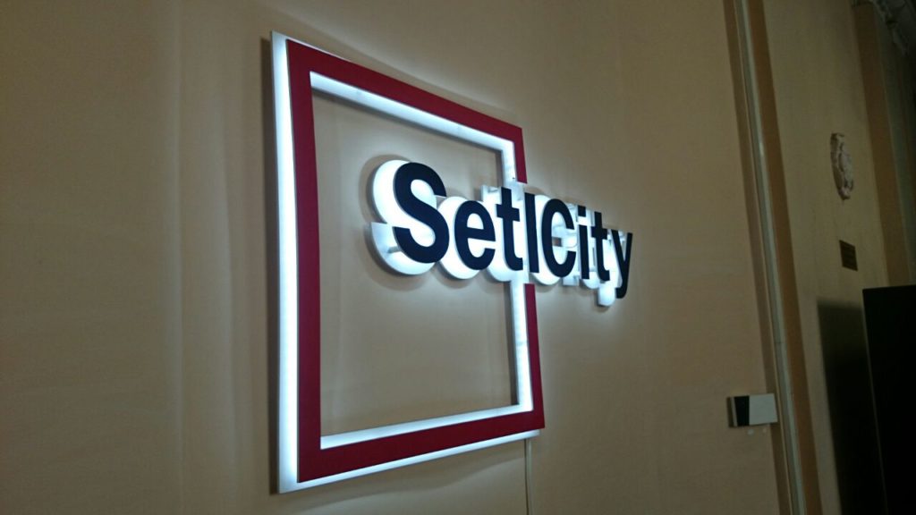 интерьерная световая вывеска 'SetlCity' на Московском проспекте