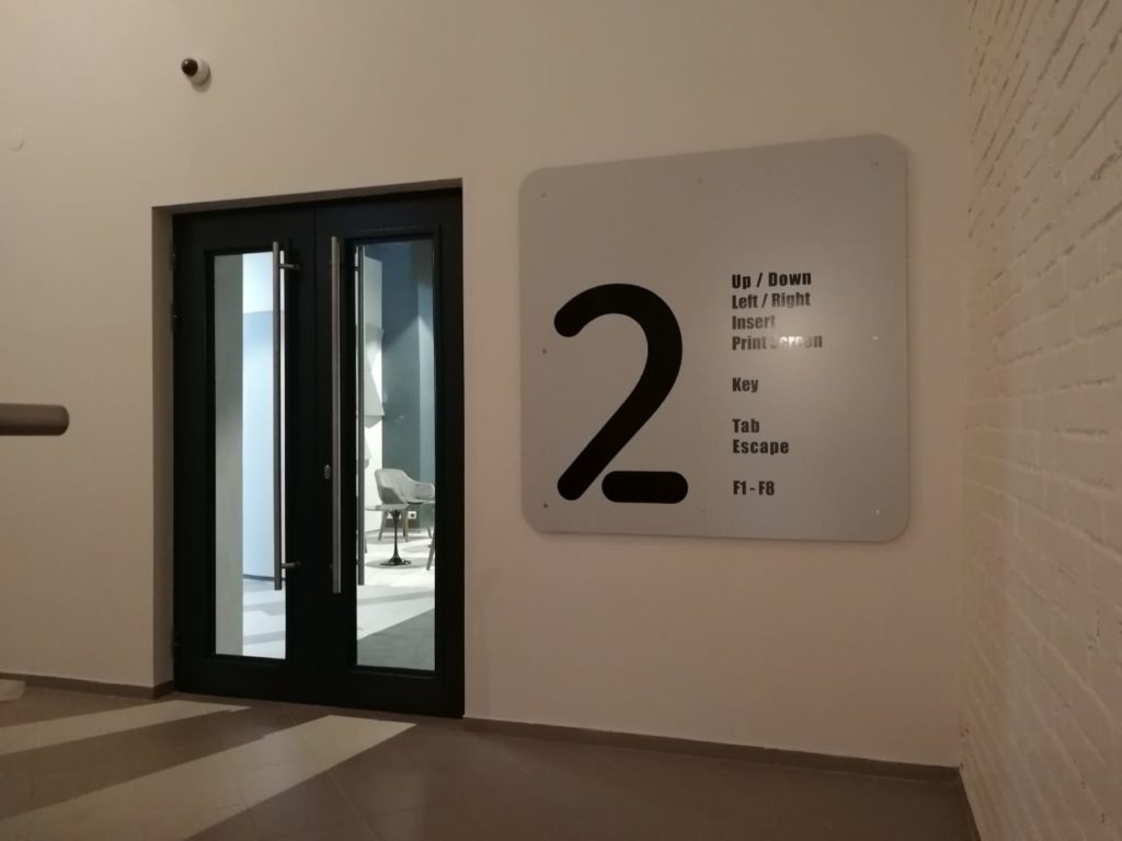 Навигационное табло перед входом на 2 этаж в офисе компании 'Петер-Сервис'