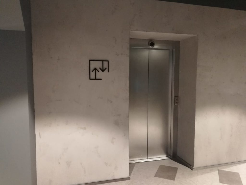 Обозначение лифта в офисе компании 'Петер-сервис'