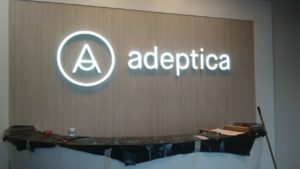 объемные буквы и логотип в интерьере стоматологии "Адептика"