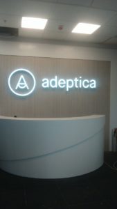объемные буквы и логотип в интерьере стоматологии "Адептика"