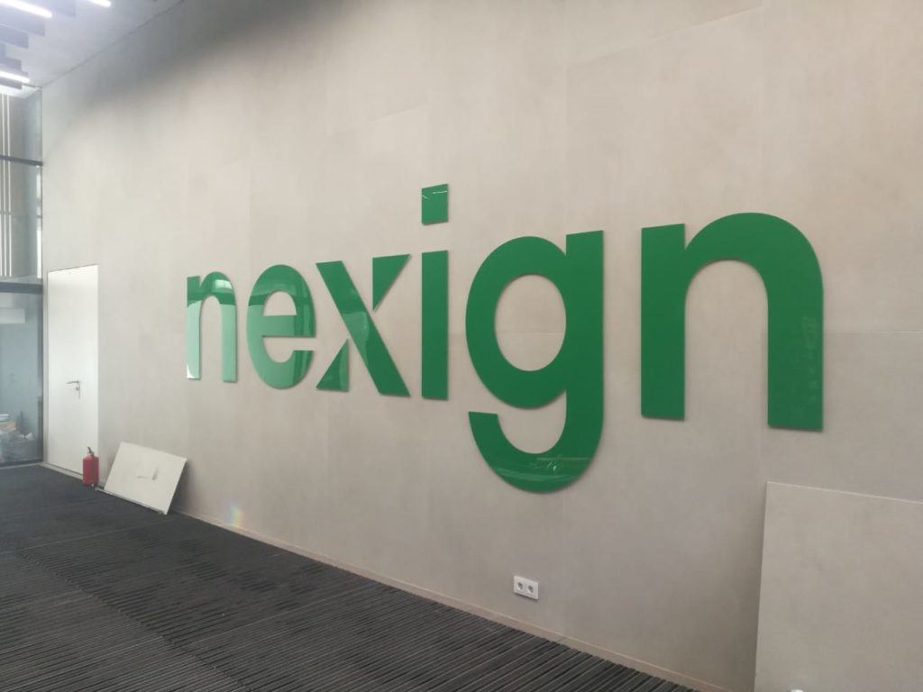 Интерьерная вывеска компании Nexign